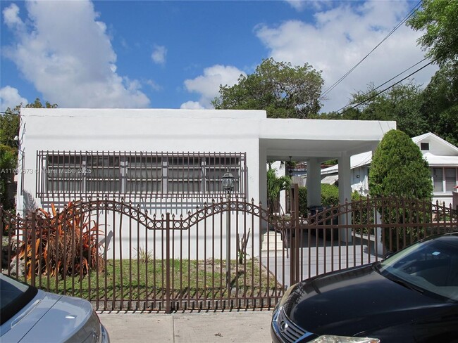 Building Photo - 926 SW 10th Ave Unit 3-3 Rental