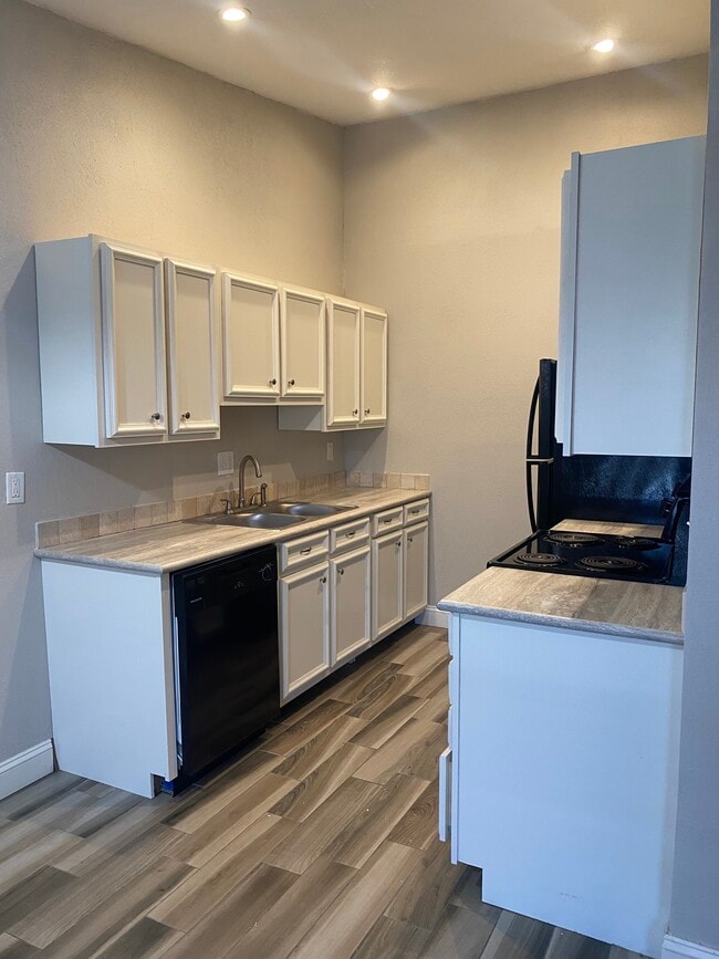 Kitchen - 832 Hardy Springs Cir Unit D