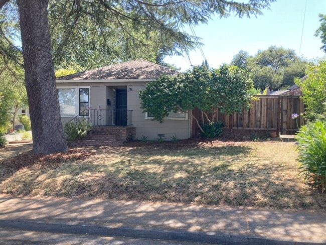 Beautiful Home Walking Distance To Town an... - Beautiful Home Walking Distance To Town an...