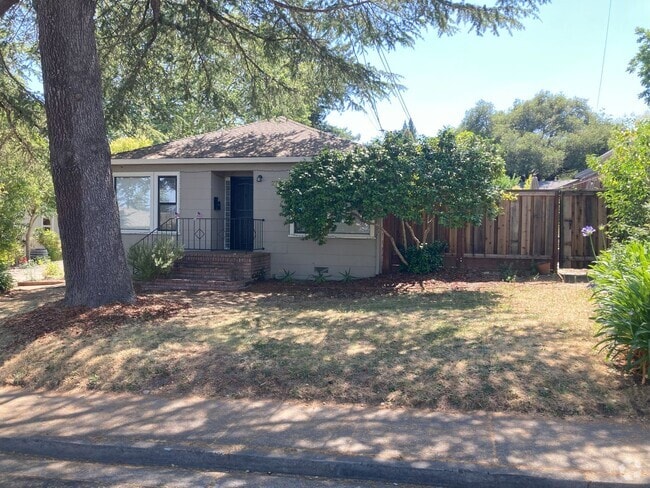 Building Photo - Beautiful Home Walking Distance To Town an...