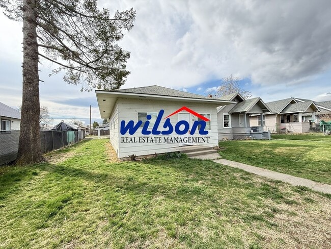 Building Photo - Updated 2 Bed /1 Bath Home with Spacious Yard!