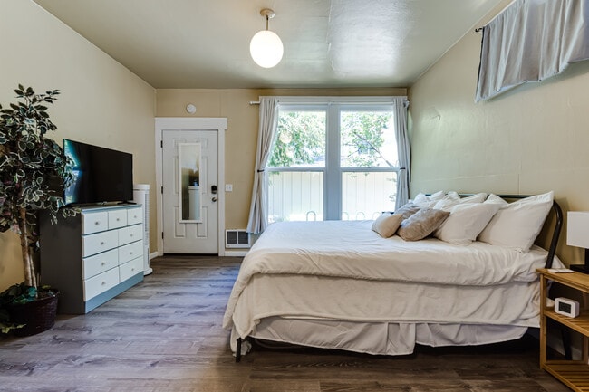 Photo - 729 E 18th Aly