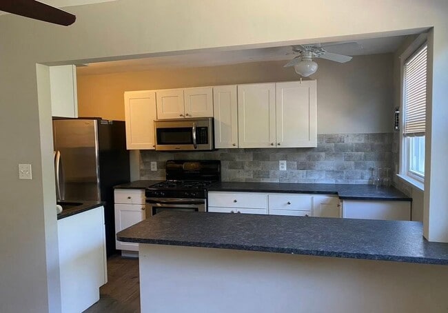 Building Photo - 825 E 16th St Rental