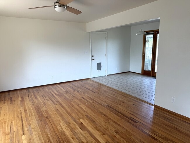 Photo - 1326 E B St