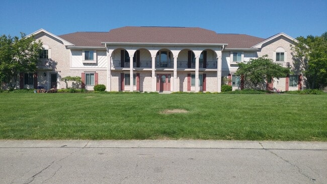 Building Photo - Huge 3 bedroom 2.5 bath town home with a 2 car garage. Unit 7343