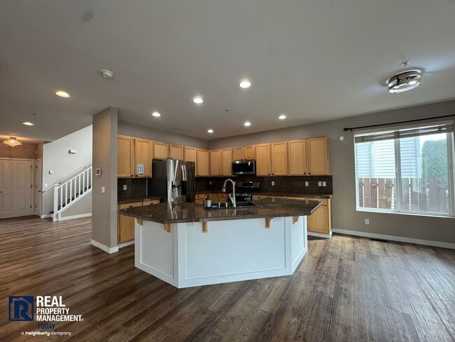 Photo - Spacious 5-Bedroom Home with 3-Car Garage & Fenced Yard in Kent!!