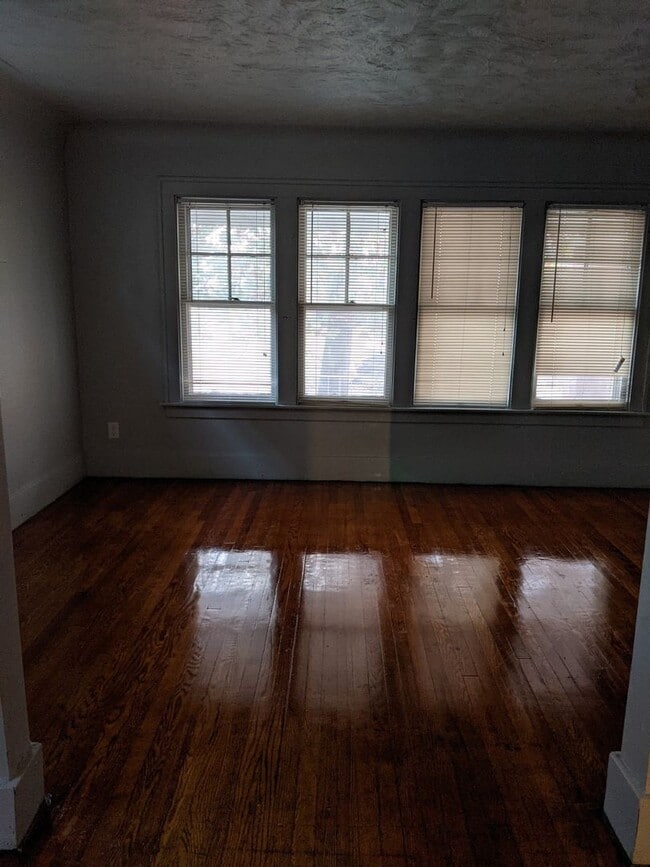 Building Photo - 2195 Springle St Unit 2197 Springle 2 (Lower)