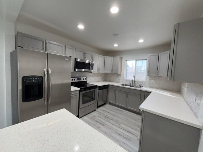Building Photo - HOT SUMMER SPECIAL! FIRST MONTH, FREE RENT *excludes recurring fees* Cozy 2-Bed Oasis in the Hear... Unit 1