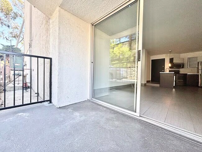 3949 Los Feliz Blvd