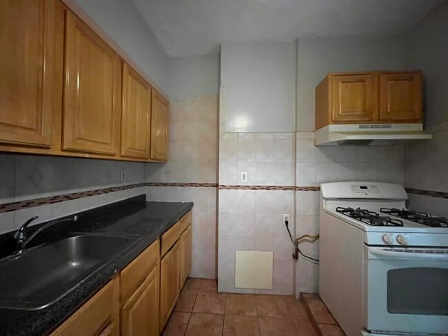 Building Photo - 110 Baldwin Ave Unit 1L