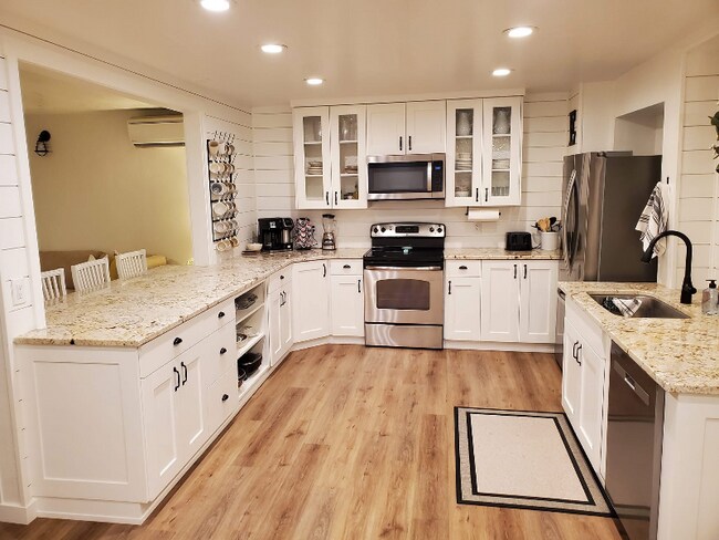 Photo - 220 N Rapid Creek Rd Unidad White House Hub