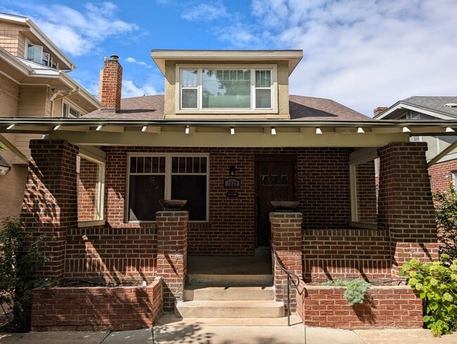 Building Photo - Beautiful 3 Bedroom House right across fro...