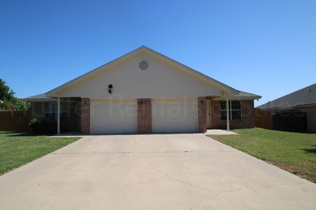 Building Photo - Heights Three-Bedroom Duplex! Unit B