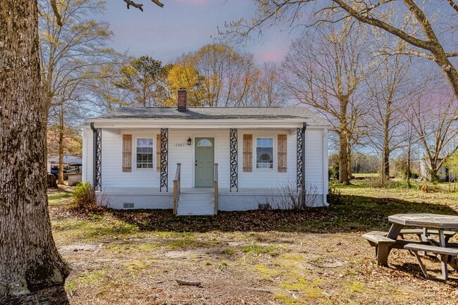 Building Photo - Cute 3 Bed/2 Bath Farmhouse!