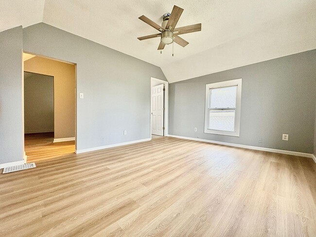 Photo - 816 E Grove St Unit APT B