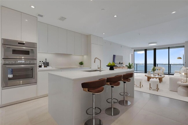 Photo - 700 NE 24th St Unidad 4106