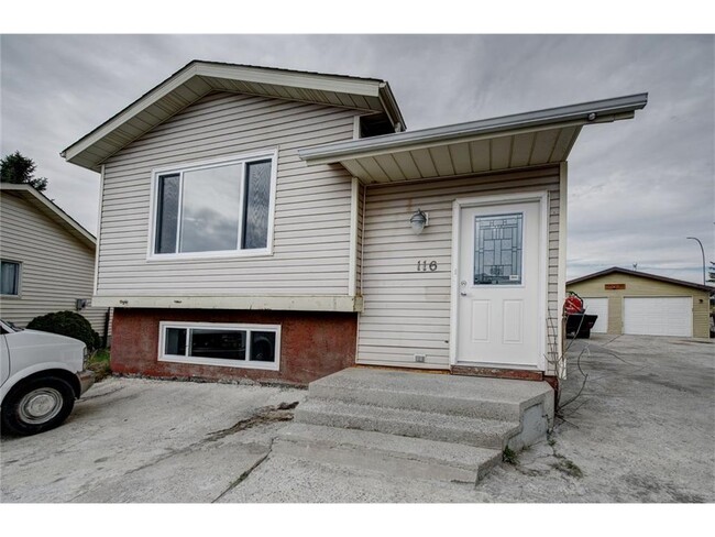 Building Photo - 116 Castlebrook Way NE