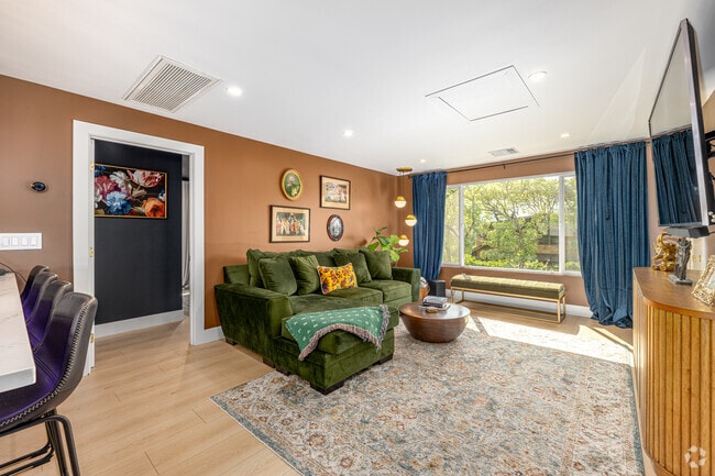 2 habitaciones, 2 baños - 1000 pies cuadrados - Sala de estar - 1368 1/2 Yosemite Dr