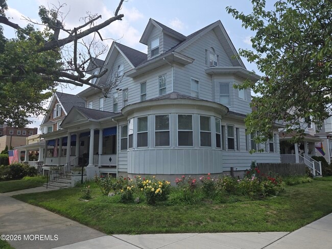Building Photo - 711 Grand Ave
