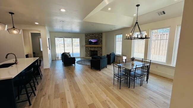 Photo - CORPORATE LEASE!!! Attn traveling nurse, executives, etc 4/3/2