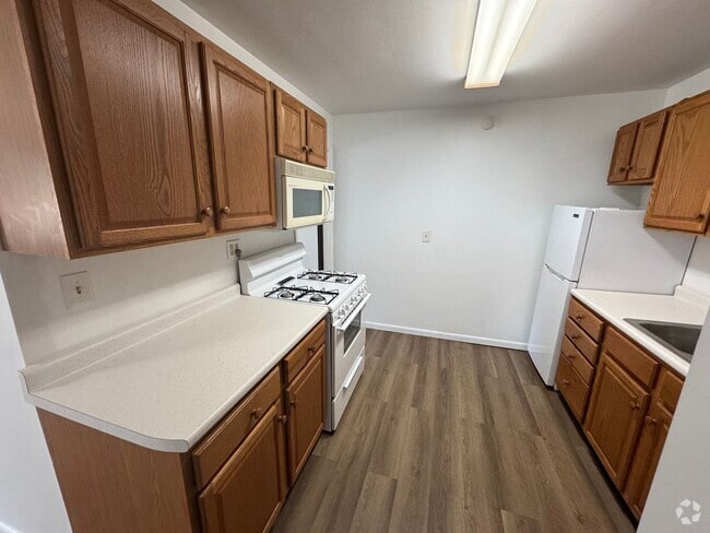 Building Photo - 965 Grove St Unit 1st Floor Rear Rental
