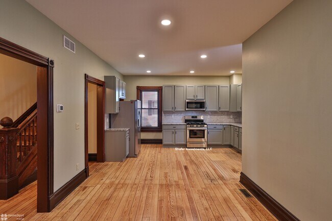 Photo - 1110 Main St