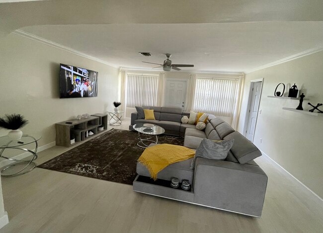 Photo - 307 E Kalmia Dr