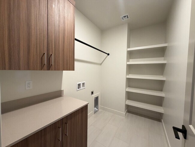 Photo - 622 Hemsworth Ln
