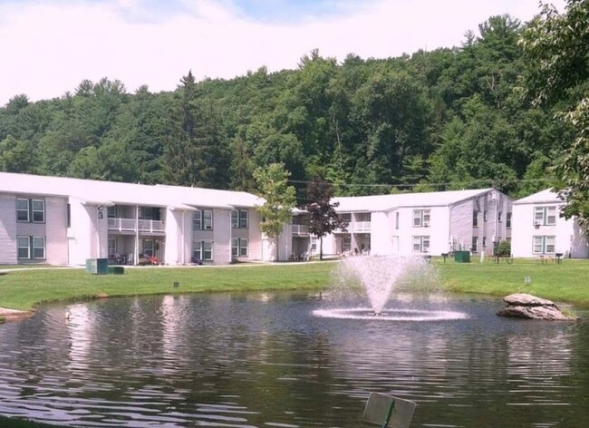 Building Photo - Emerald Pond Estates | Renovated 1 & 2 Bed... Rental
