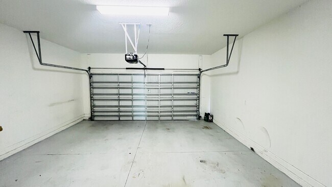 Photo - 4 bed 3.5 bath Townhouse In Storey Lake