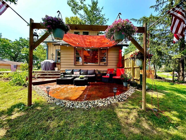 Photo - Quaint 2 bedroom, plus den, 1 bath on Okauchee Lake
Appliances included: Microwave, Stove, Refrig...