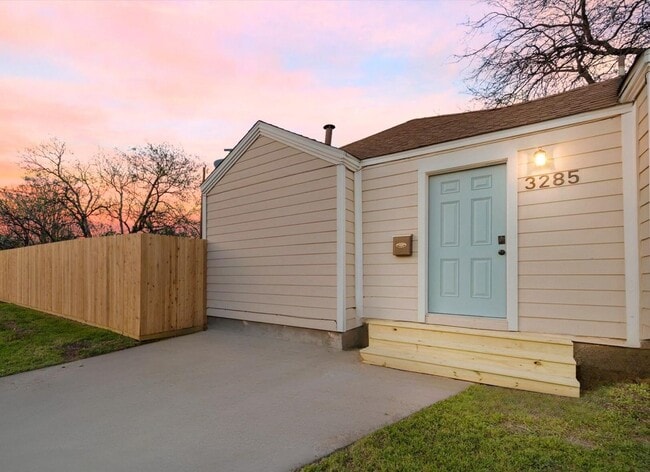 3285 Clover Ln