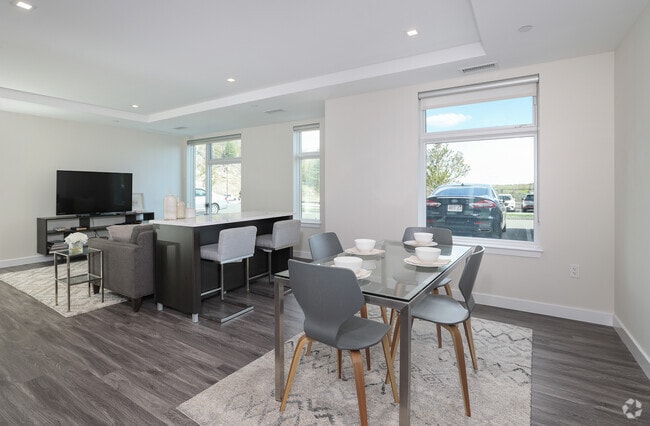 1BR, 1BA - 845SF - Dining Room