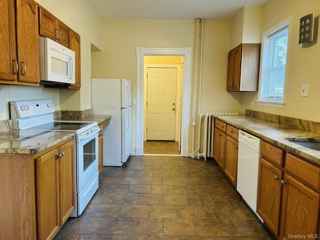 Building Photo - 22 Cozzens Ave Unit 1-1 Rental