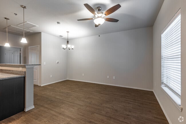 1BR, 1BA - 707SF - Living Room
