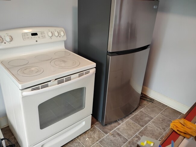 Appliances included! - 2301-2303 W McKinley Ave Unit 1BR Lower