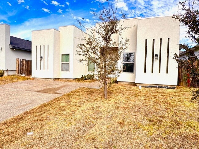 Photo - 1009 La Muralla St