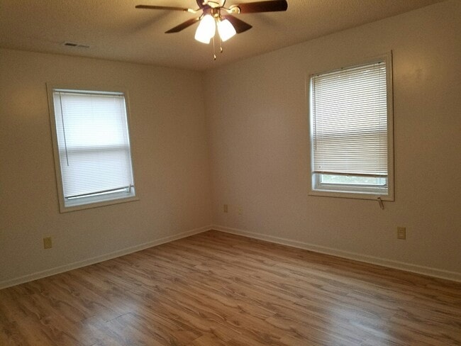 Photo - 207 Springvale St