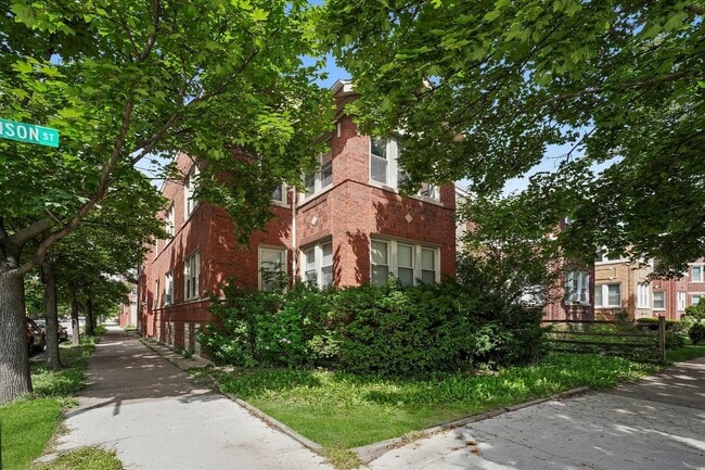 Building Photo - 4241 N Laramie Ave Unit 3