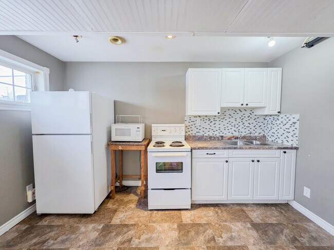 Photo - Bright & Spacious Basement Apartment! (2+Den, 1 Bath) Unité BSMT