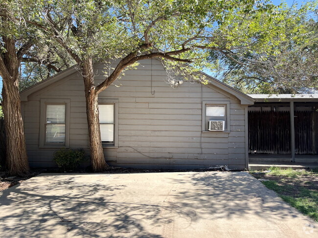 Building Photo - Cute Back House with a Loft