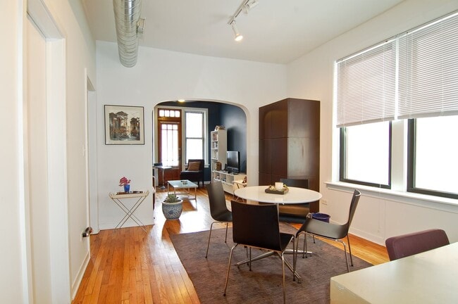 Photo - UK Village 2 Bed Duplex. Outdoor Space. Laundry. Separate Dining Room. Free Internet Unidad 1F