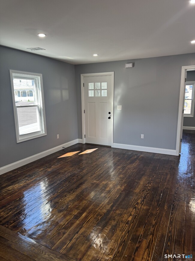 10 Bridgeport Ave