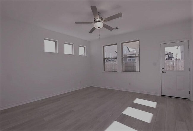 Photo - 562 Papaya Dr