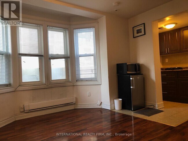 Photo - 197 Dundas St E