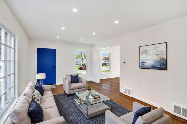 Photo - 248 Adelaide Pl
