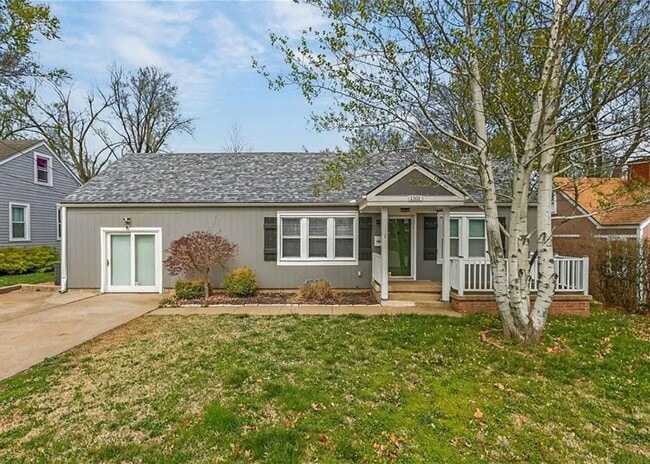 Building Photo - 3 BR/1BA | Newly Renovated Single Family Home | Great backyard| In Blue Springs!