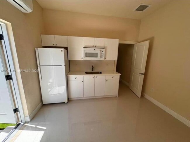 Building Photo - 14434 SW 14th St Unit 1