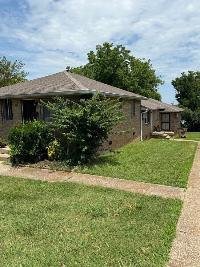 2 bedroom/1 bath - 2 bedroom/1 bath House