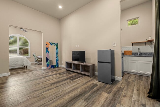 4001 Reni Ct